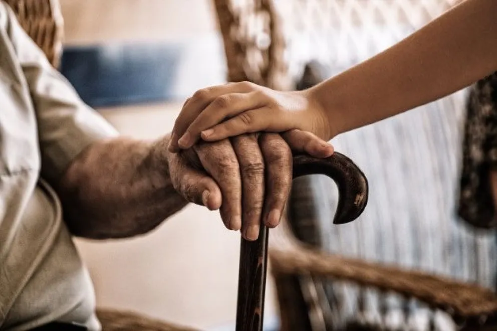 ¡Sin piedad! La nieta de un abuelo y una escribana estafaron al anciano: conocé lo que le hicieron