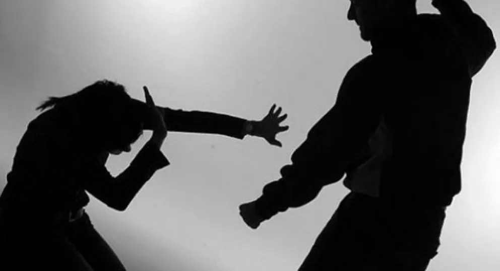 Indignante: un hombre golpeó salvajemente a su esposa por un insólito motivo