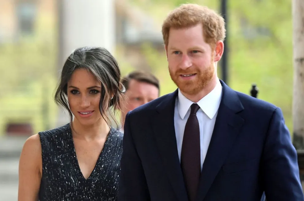 Meghan Markle y el Príncipe Harry. Fuente: (Twitter)