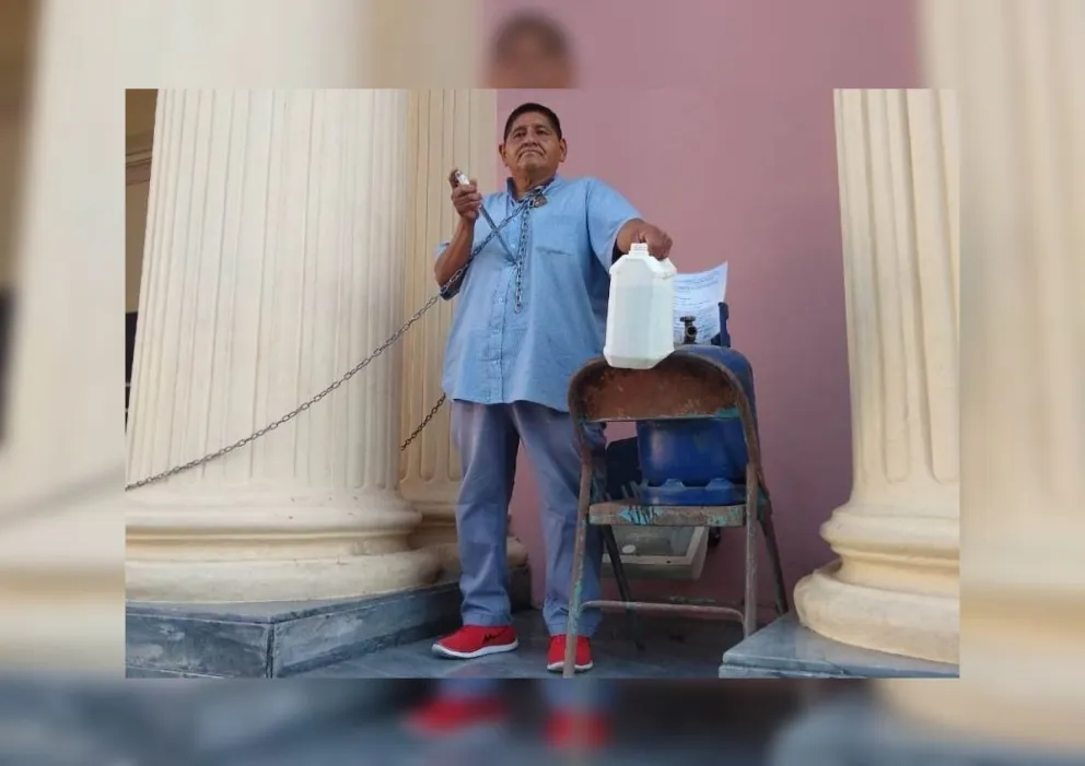 Escándalo: un reconocido comerciante salteño se encadenó en la Catedral