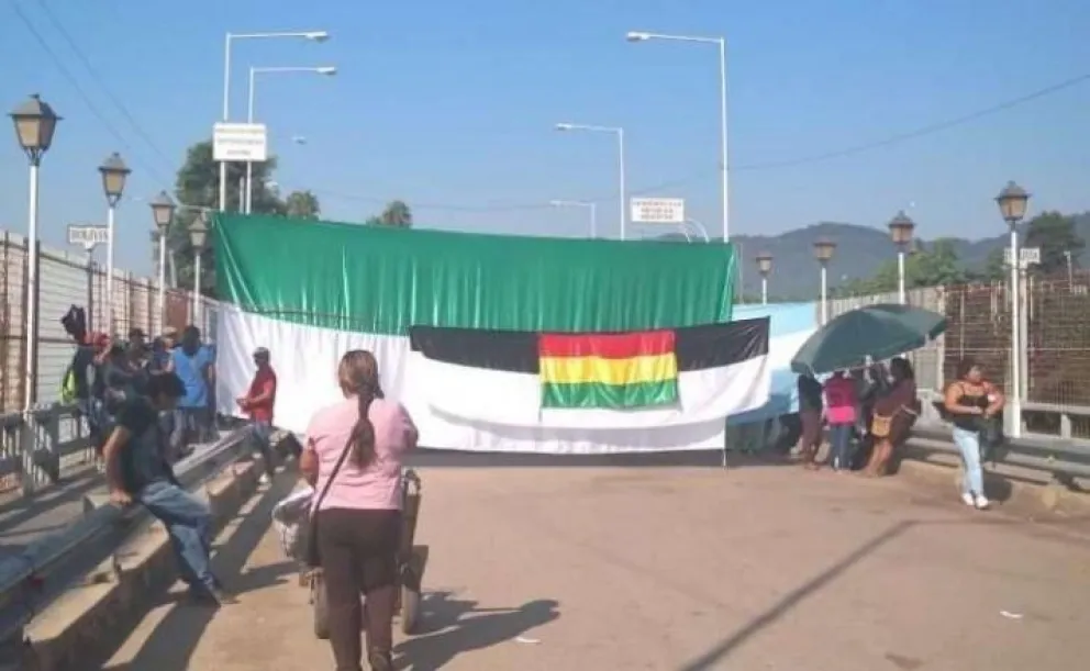 Escándalo: bolivianos cortan la frontera para que no entren argentinos