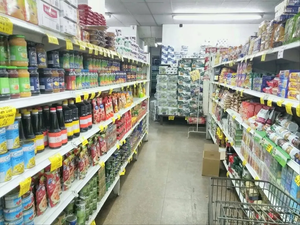 ¡Tremendo! Volvió de China, violó la cuarentena, y se atrincheró en el supermercado