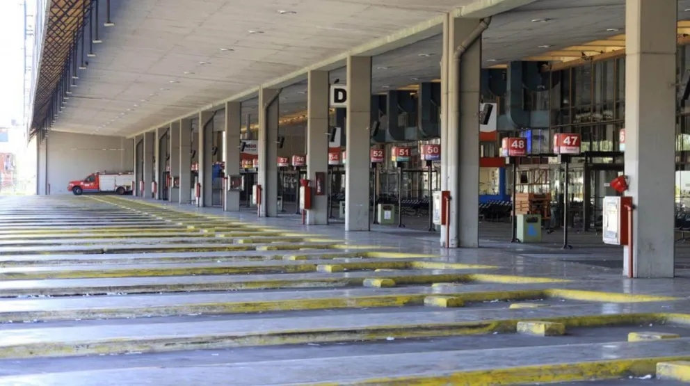 Secreto en la Terminal de Salta: dos hombres fueron filmados mientras "jugaban a las aplaudidas" en el baño
