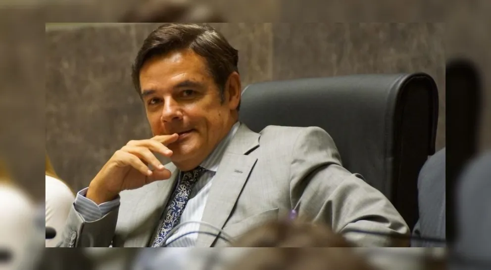 Irresponsable: Carlos Rovira volvió de viaje, no cumplió con la cuarentena, y participó de un acto