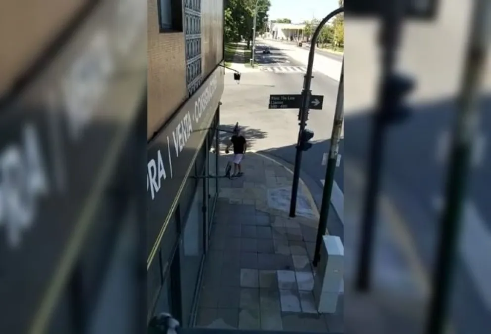 Final inesperado: lo escrachó por violar la cuarentena obligatoria, pero…