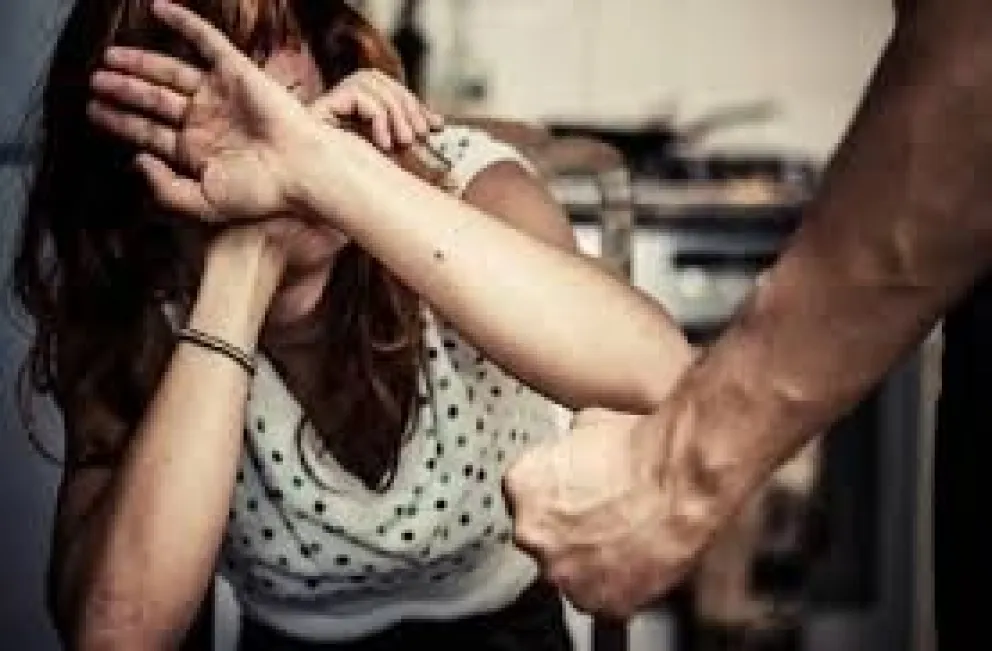 ¡Despreciable sujeto! Violó a su ex delante de su hijo y la amenazó de muerte