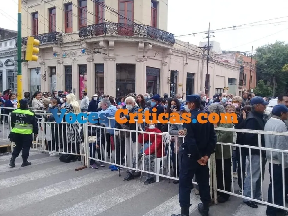 Coronavirus | El día que todo fue en vano: filas interminables en los bancos de Salta