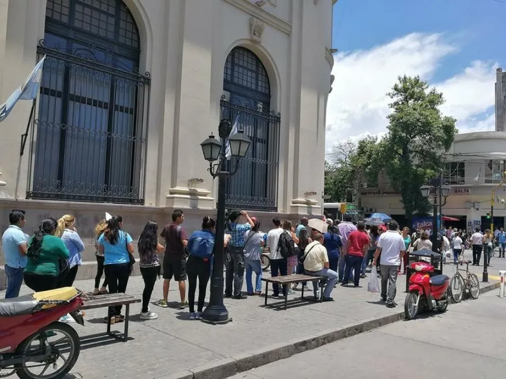 Coronavirus: ante las largas filas en cajeros automáticos, ¿abren los bancos nuevamente?