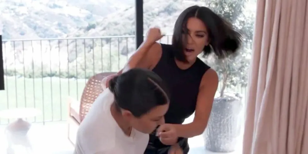 Kim y Kourtney Kardashian (Fuente Twitter).