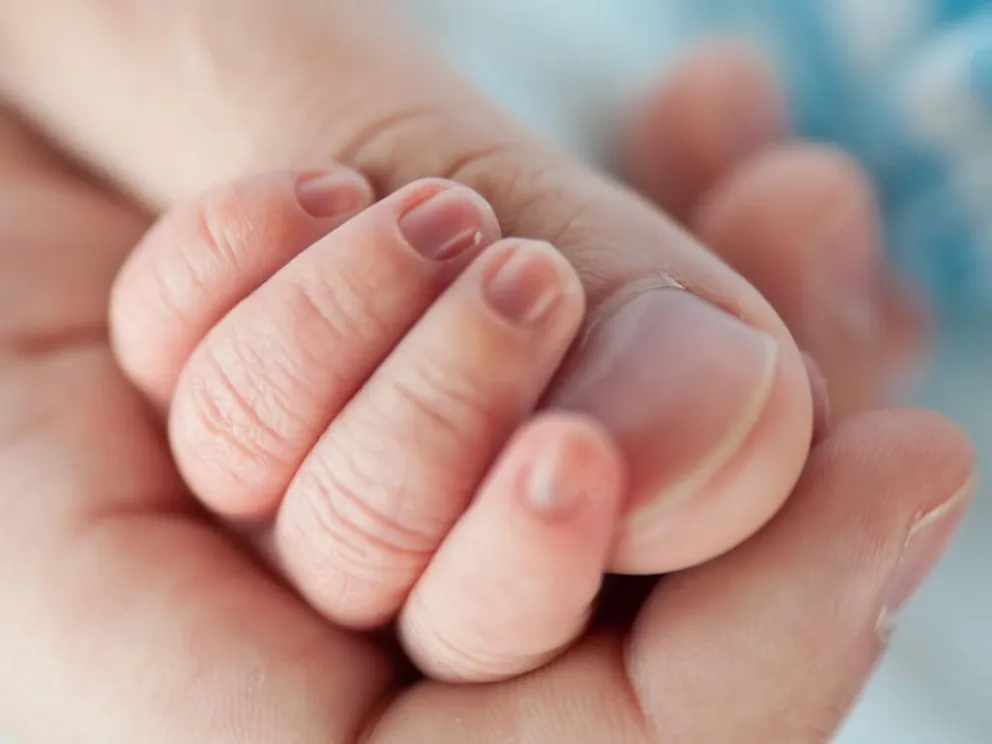 Demasiado dolor | El coronavirus se cobró a la víctima más joven en el mundo: “Semanas”