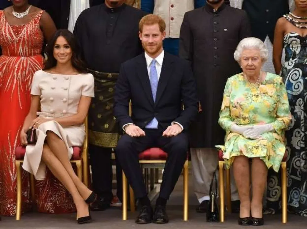 Reina Isabel II, Meghan y Harry (Fuente Twitter).