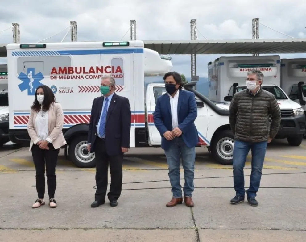 Haciéndole frente al coronavirus: Gustavo Sáenz entregó ambulancias de mediana complejidad