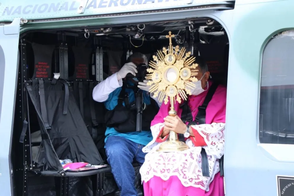 Semana Santa a domicilio: helicópteros y tecnología la acercan a los fieles de América Latina
