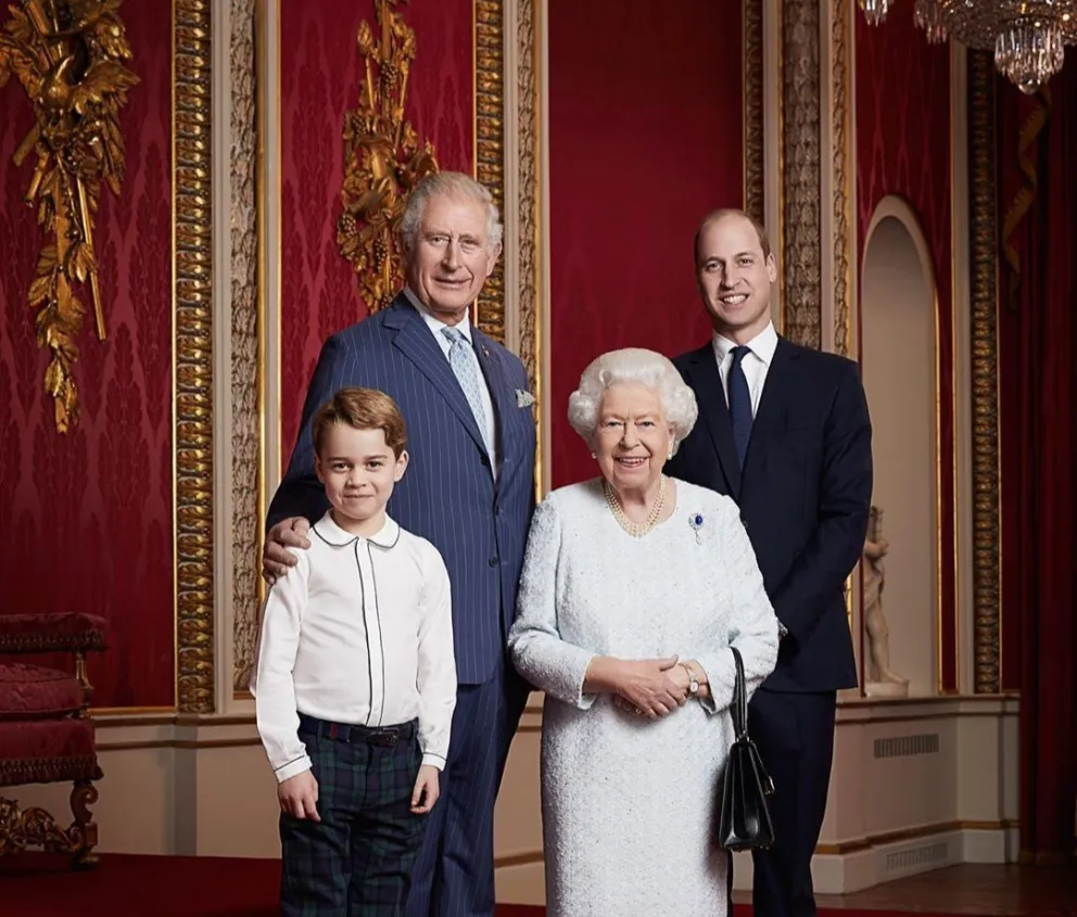 Príncipe George con sus padre, abuelo y bisabuela (Fuente Instagram).