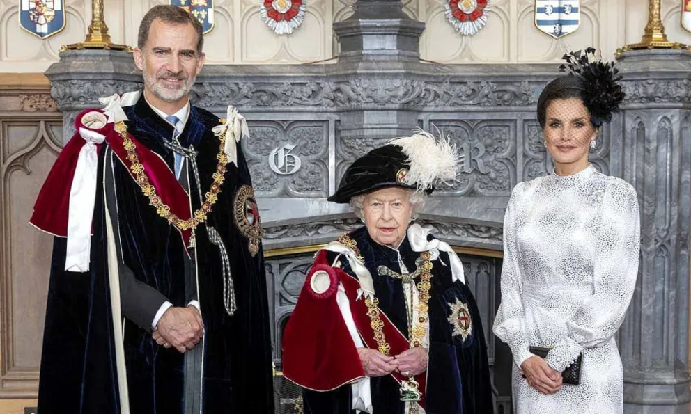 Los reyes de España Felipe y Letizia  junto a Isabel II (Fuente Instagram). 