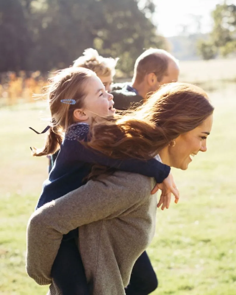 El príncipe Louis y su familia. Fuente: Twitter