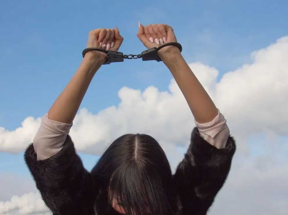 Mujer arrestada. Fuente: (Pixabay)