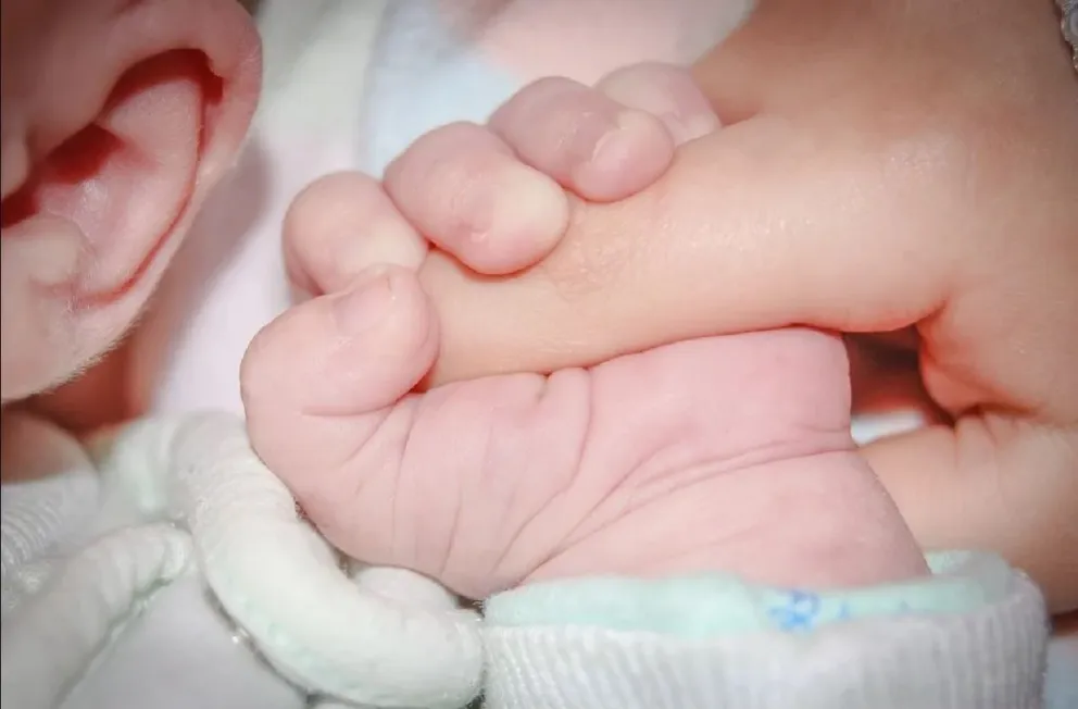 No merece ser madre: apenas tuvo a su bebé, lo tiró por el inodoro