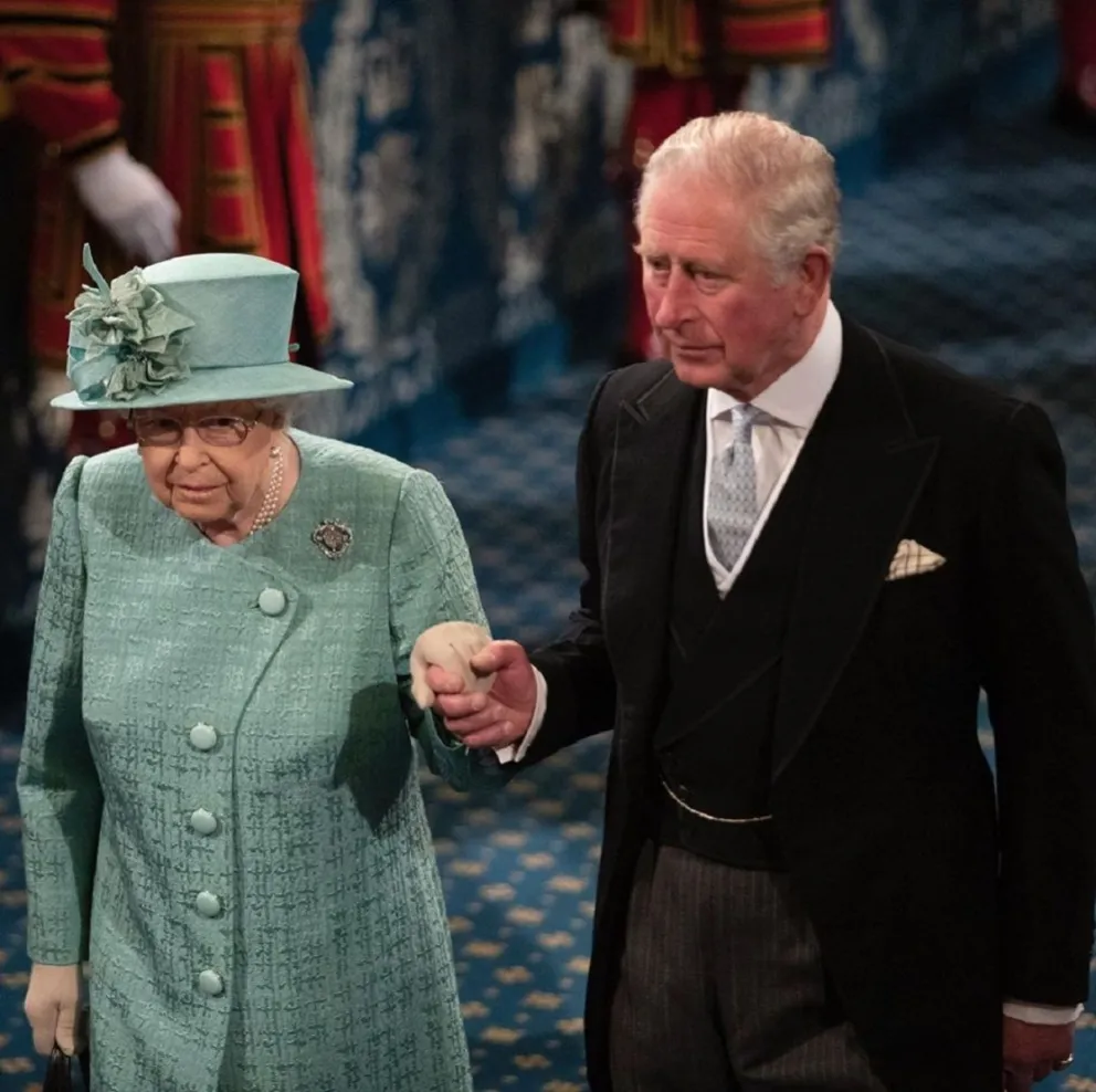 La reina Isabel II y el príncipe Carlos (Fuente Instagram). 