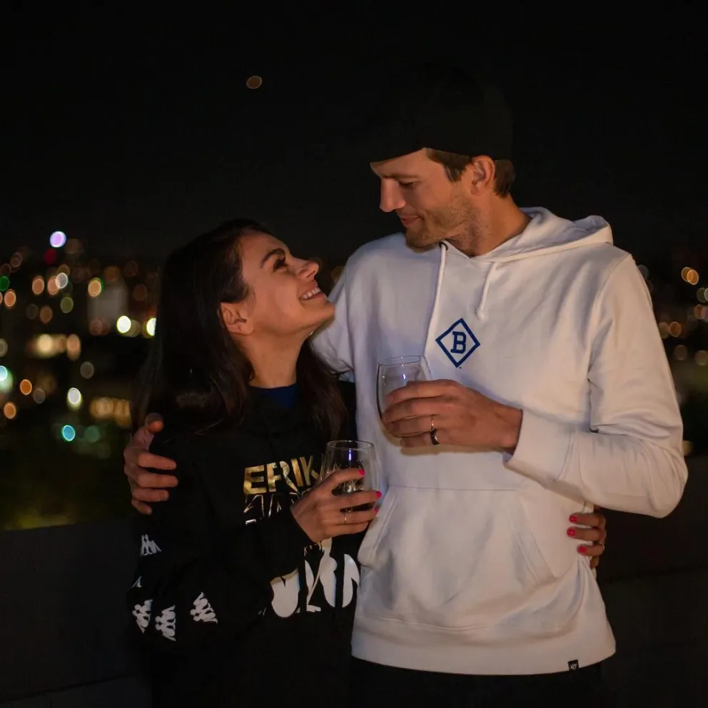 Ashton Kutcher y Mila Kunis. Fuente: Twitter