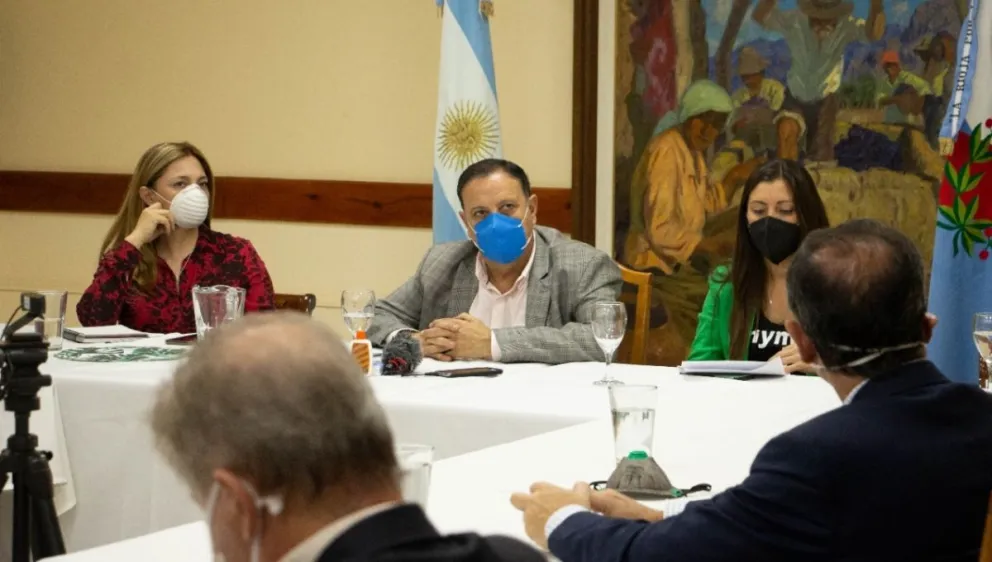 El gobernador de La Rioja echó la culpa a los médicos de contagiarse coronavirus: la tonta manera en que se contagiaron