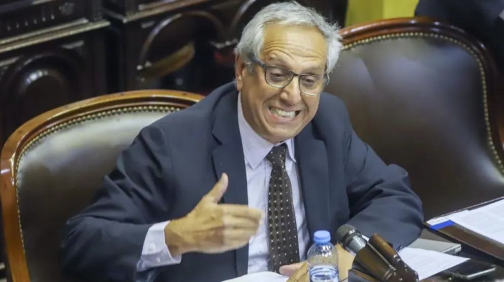 Un Diputado trabaja sólo si el diario lo dice (Fuente:Tiwtter)