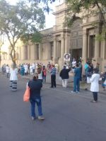 Profesionales de la salud se movilizan hacia la Plaza 9 de Julio para seguir reclamando por lo que les corresponde