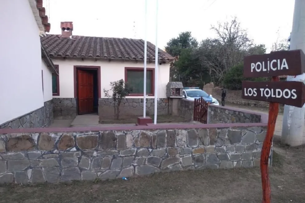 ¡Grave denuncia!: en medio de la pandemia, policías de Los Toldos hacen cruzar gente por la frontera