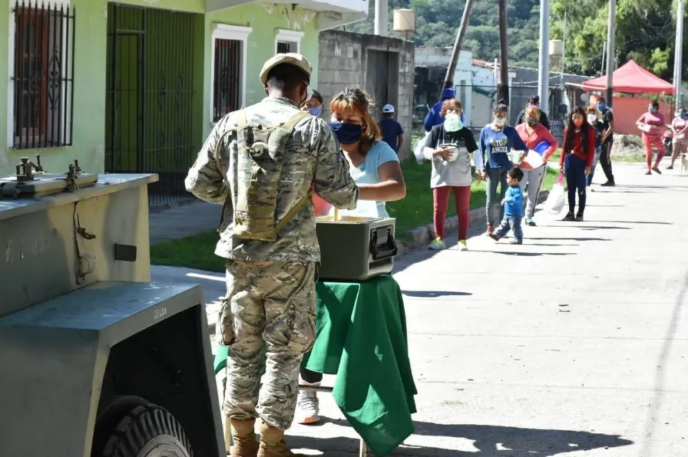 El ejercito repate comida: Twitter