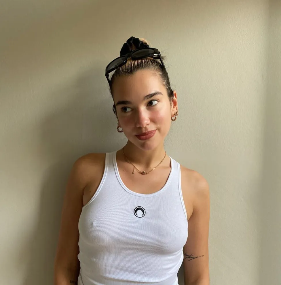 Dua Lipa. Fuente: Twitter. 
