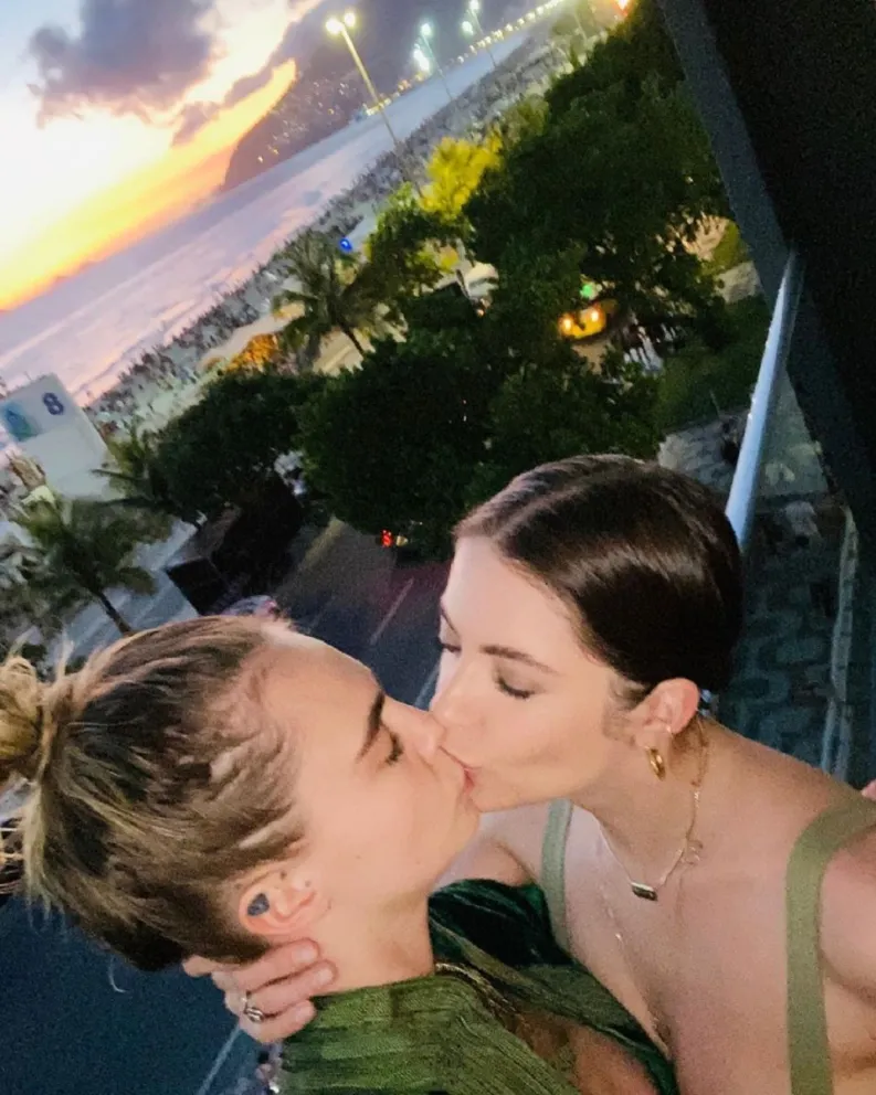 Ashley Benson y Cara Delevingne. Fuente (Intagram)