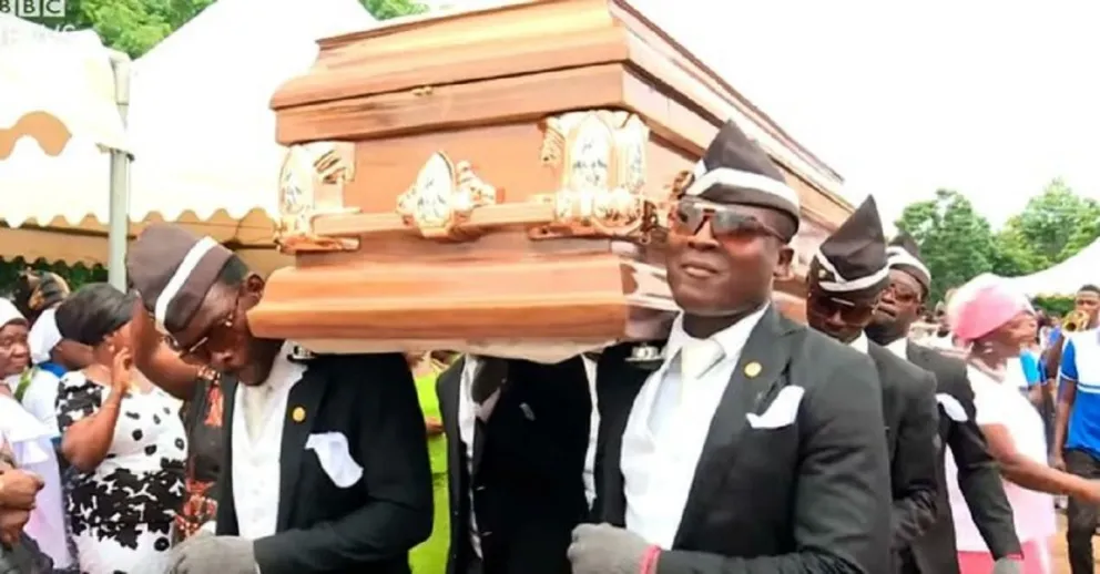Empleados del cementerio de Lomas de Zamora parodiaron a los africanos del ataúd, pero… VIDEO