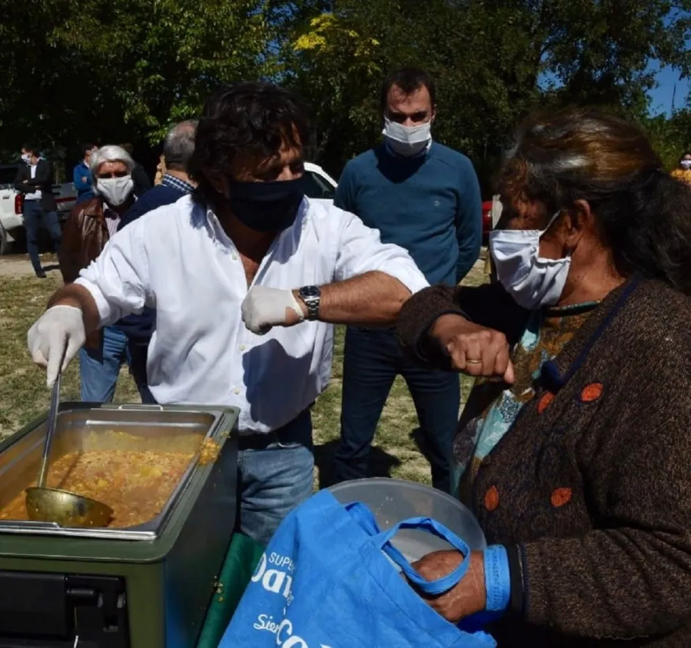 Una mano a quien más lo necesita: Gustavo Sáenz supervisó la entrega de viandas en el barrio 15 de Septiembre