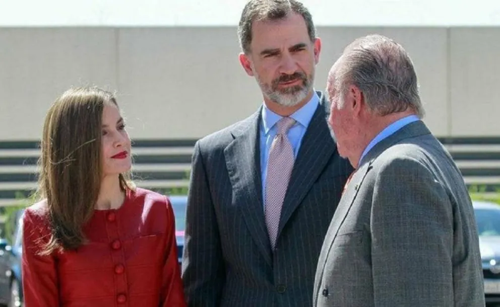 Letizia, Felipe y Juan Carlos I. Fuente: Twitter