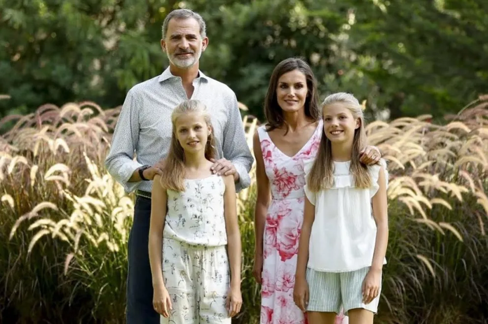 Reyes de España Felipe y Letizia con Leonor y Sofía : Fuente: Instagram.