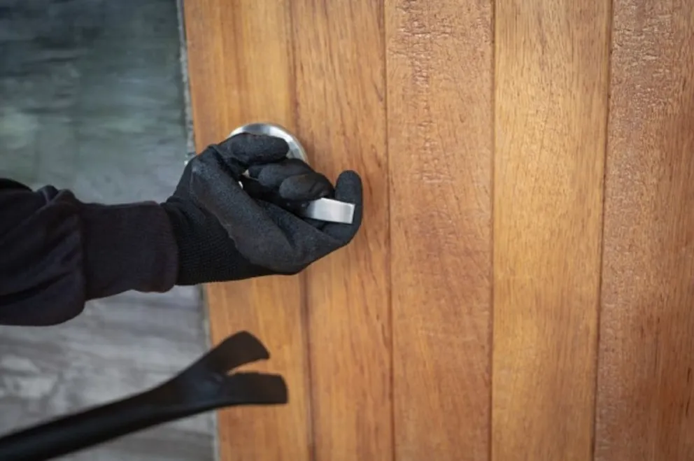 Dos sujetos ingresaron a  una casa y amenazaron con un arma a sus propietarios