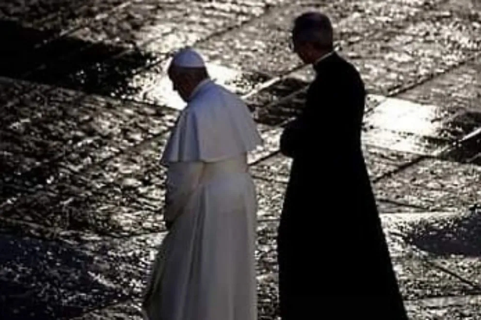 El papa Francisco y uno de sus asistentes en la plaza del Vaticano: Fuente: Instagram. 
