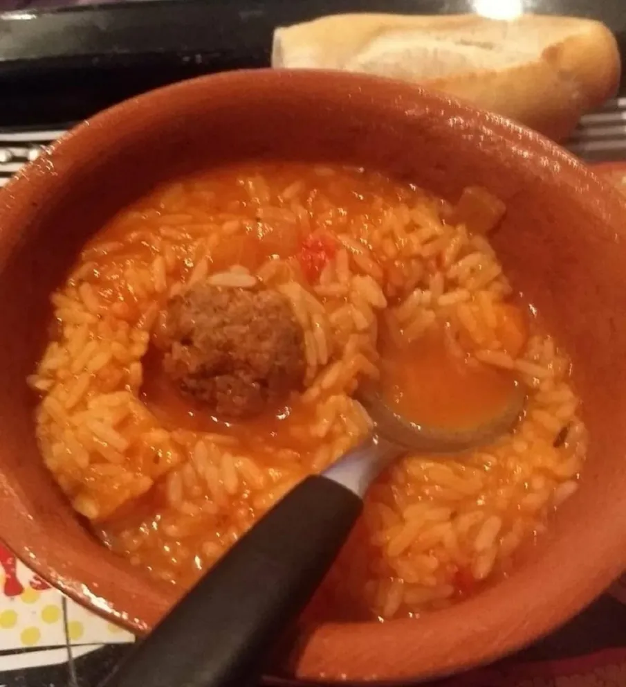 Guiso de arroz con albóndigas (Fuente: Instagram)