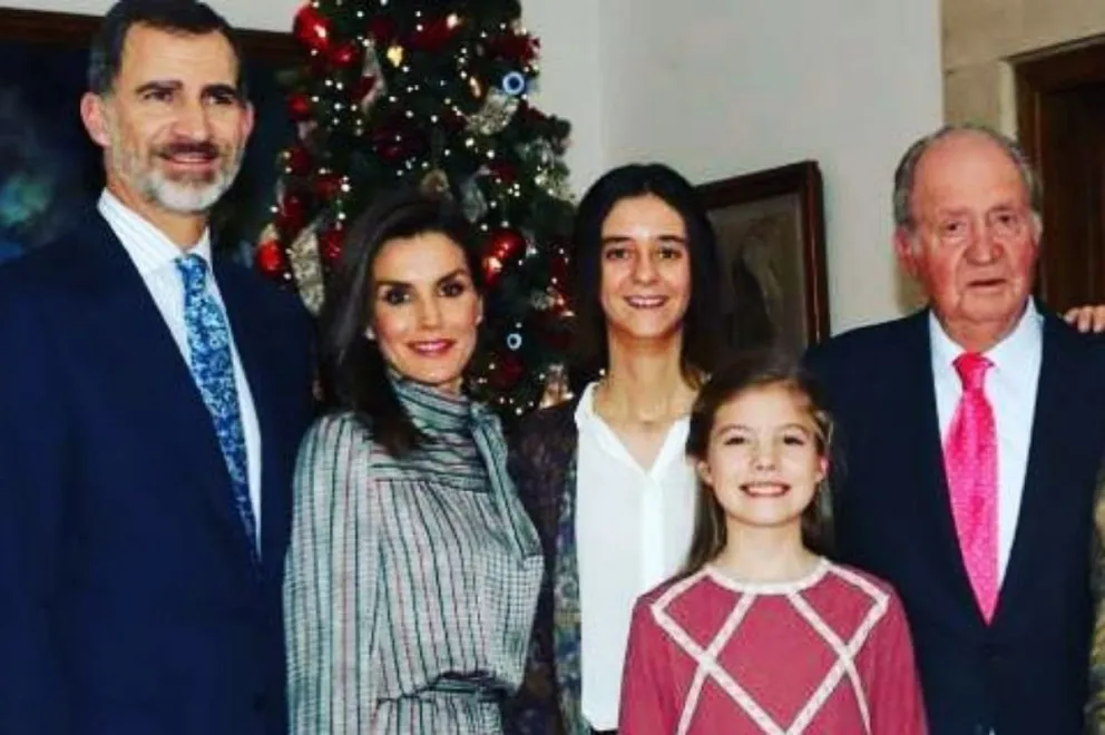 Los reyes de España Felipe y Letizia, el emérito Juan Carlos I, Victoria Federica y la infanta Sofía: Fuente: Instagram.