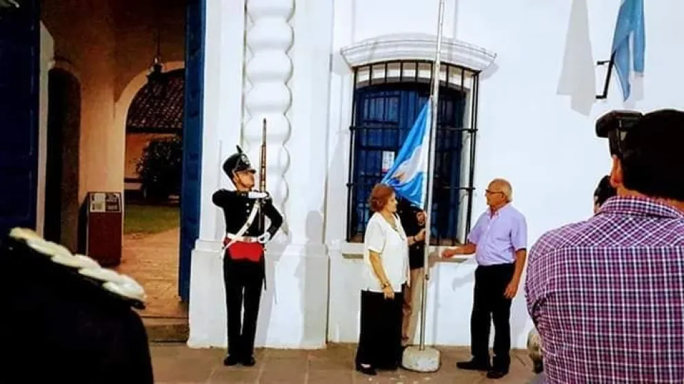 Arriando bandera Casa Histórica de Tucumán