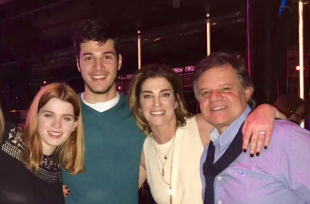 Débora Pérez Volpin con sus hijos y Quique Sacco Fuente (Twitter)