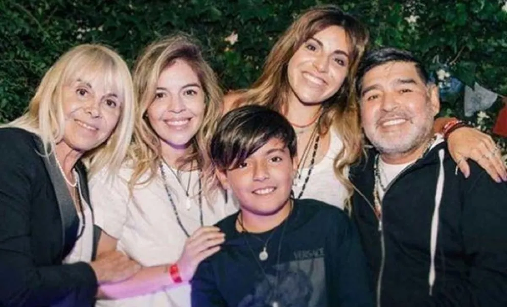 Diego Maradona junto a su familia. Fuente: twitter