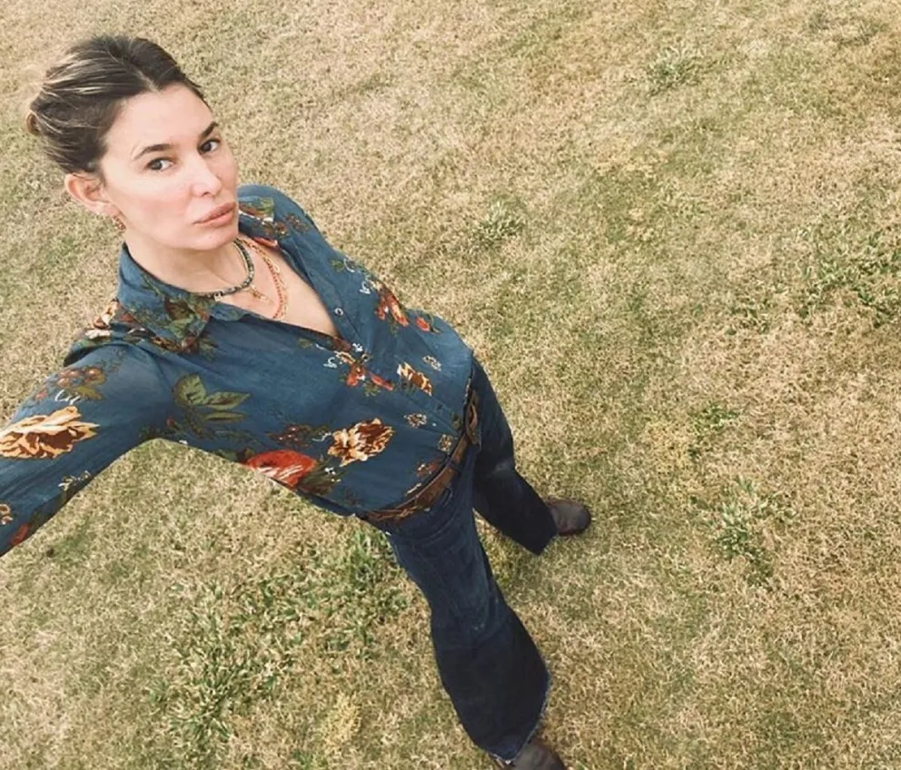 Elegante y sensual: Dolores Barreiro se reinventa con una indispensable prenda para nuestros días
