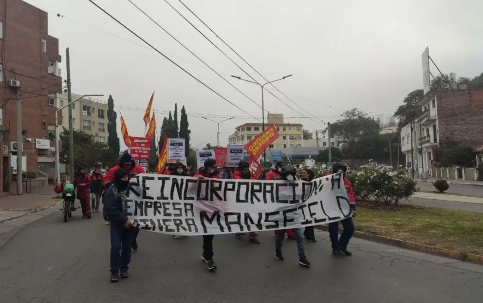 Tensión en el centro: obreros despedidos marchan por la reincorporación de trabajadores