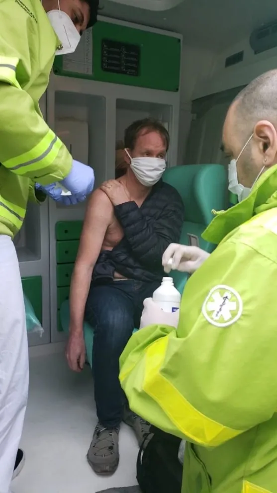 Asisten al hombre herido