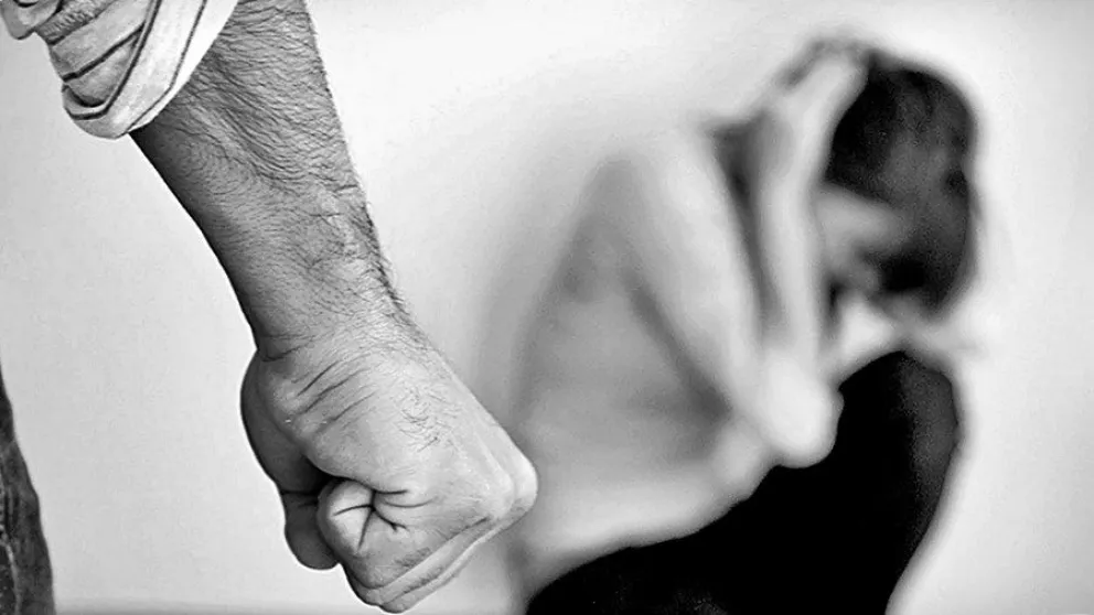 Gran conmoción: Hombre ataca a golpes a su bebé y a su pareja