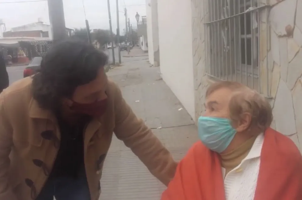 VIDEO: Gustavo Sáenz bajó de su camioneta para concientizar a una abuela y hasta le cantó una de Los Chalchaleros