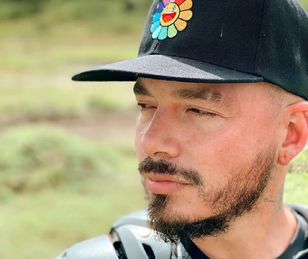 J Balvin pone fin a su disco “Colores” con unas curiosas fotografías