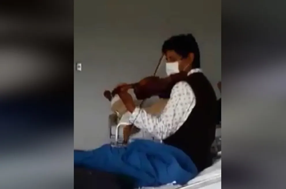 Se volvió viral: tiene coronavirus y alienta a otros pacientes ejecutando su violín