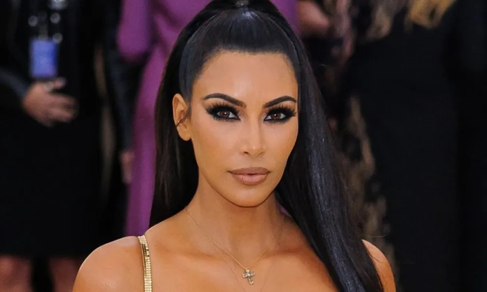 ¡Ridícula! Kim Kardashian es criticada por lo que se puso para una fiesta navideña
